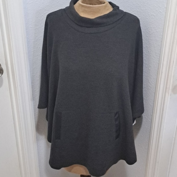 Cut The Frills Poncho with Leather Details - Picture 5 of 7